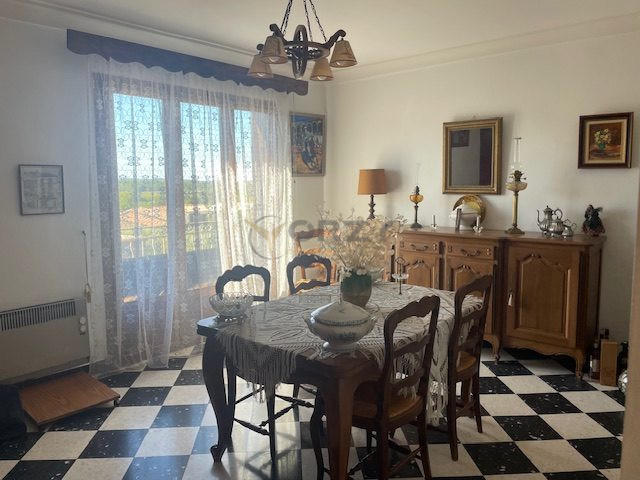 Maison - 210 m² - 7 pièces