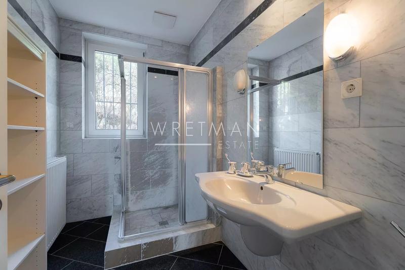 Villa - 300 m² - 6 pièces