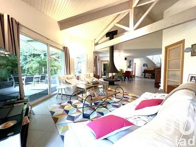 Maison - 240 m² - 8 pièces