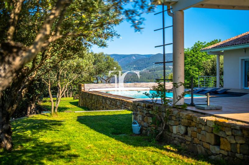 Maison - 260 m² - 6 pièces