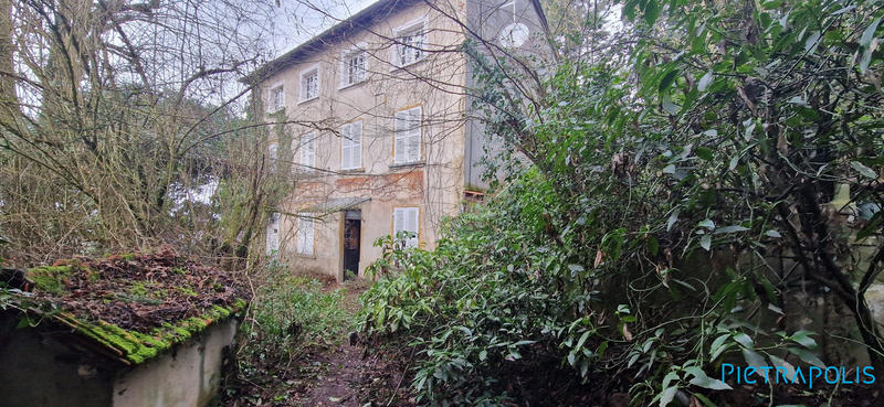 Maison - 242 m² - 8 pièces