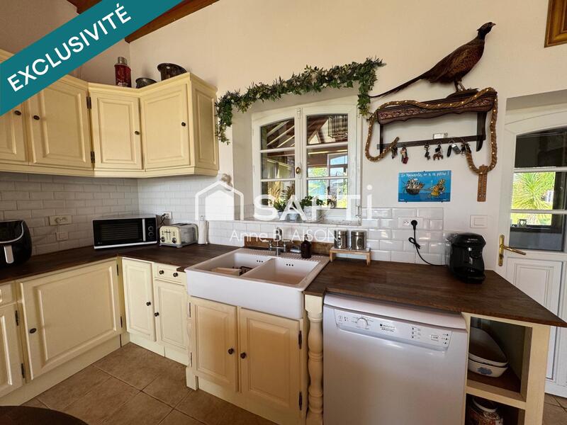 Maison - 235 m² - 8 pièces