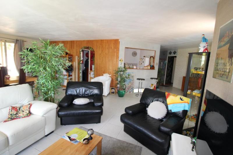 Villa - 958 m² - 4 pièces