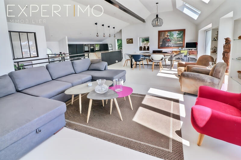 Maison - 280 m² - 9 pièces