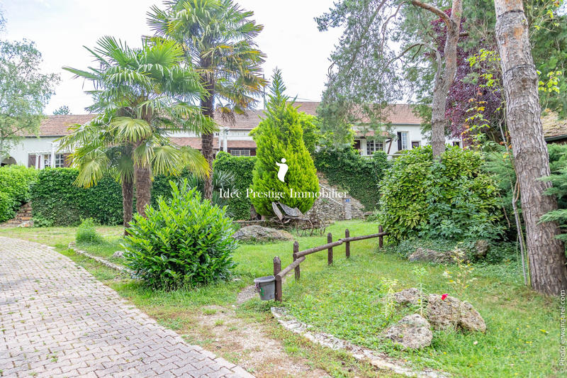 Maison - 2 426 m² - 80 pièces