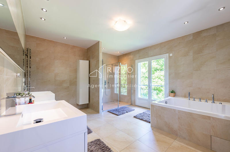 Maison - 228 m² - 8 pièces