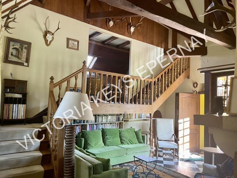 Propriété - 289 m² - 11 pièces