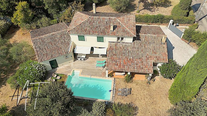 Maison - 220 m² - 8 pièces