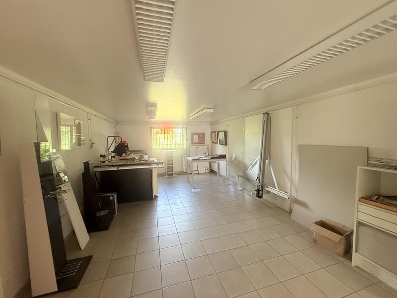 Local d'activités - 1 205 m²
