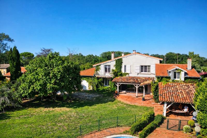 Maison - 219 m² - 6 pièces