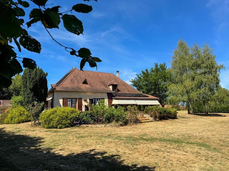 Maison - 275 m² - 12 pièces