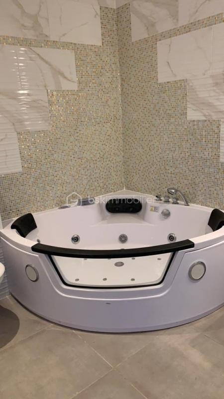 Maison - 370 m² - 7 pièces