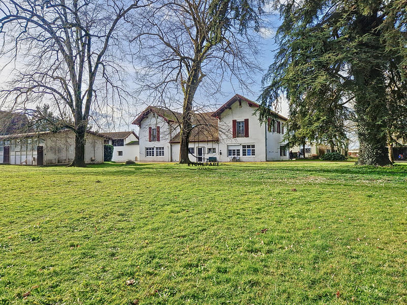 Propriété - 1 200 m² - 50 pièces