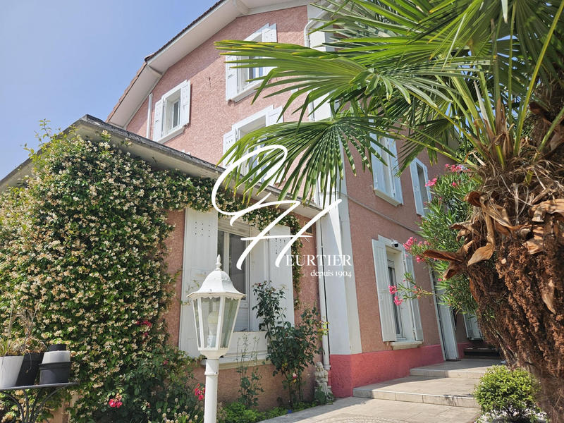 Maison - 224 m² - 9 pièces