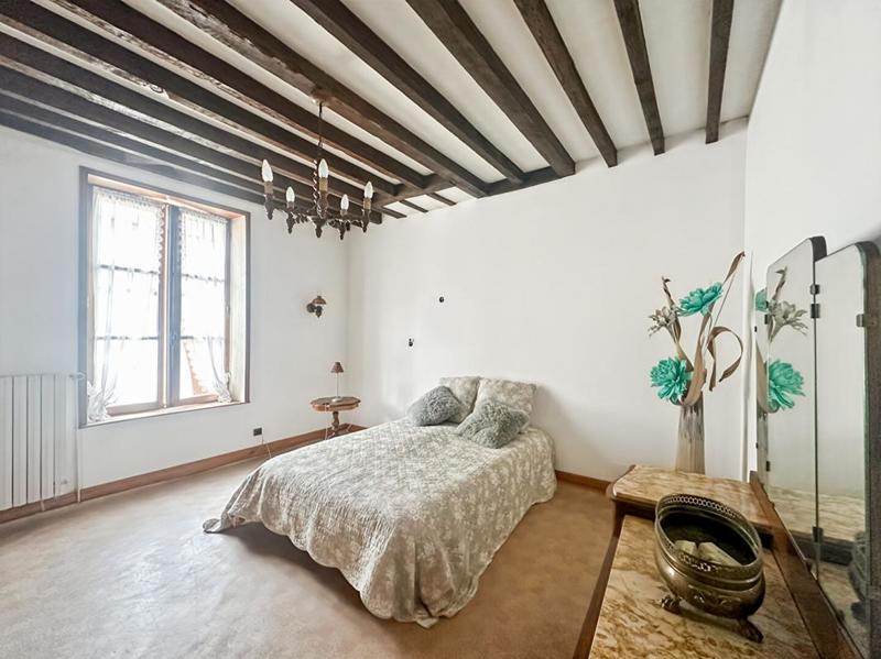 Maison - 1 080 m² - 5 pièces