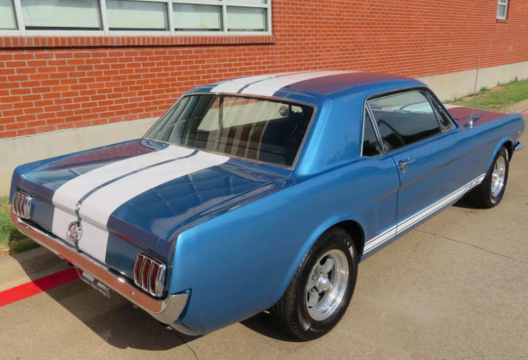 Ford Mustang Coupe V8