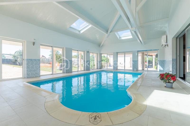 Propriété - 251 m² - 8 pièces