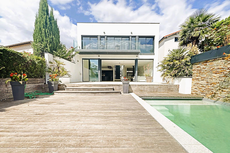 Maison - 328 m² - 5 pièces