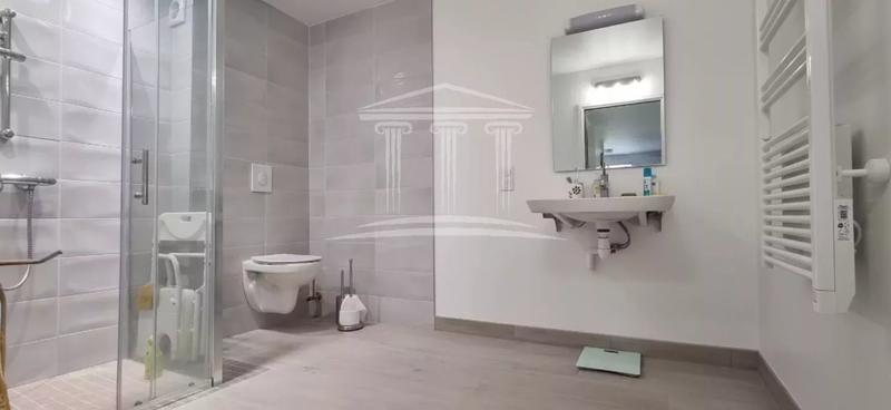 Maison - 210 m² - 9 pièces