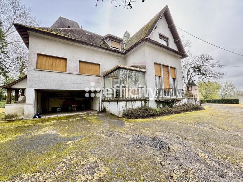 Demeure - 303 m² - 11 pièces