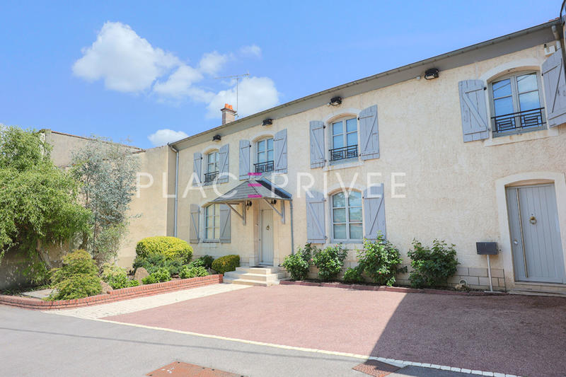 Maison - 540 m² - 13 pièces