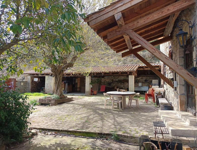 Propriété - 330 m² - 14 pièces