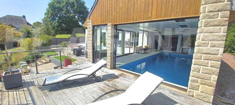 Demeure - 250 m² - 9 pièces