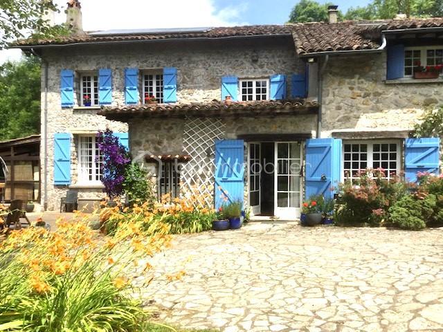 Demeure - 303 m² - 15 pièces