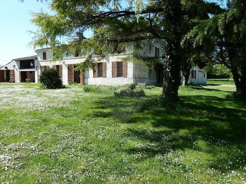 Propriété - 575 m² - 15 pièces