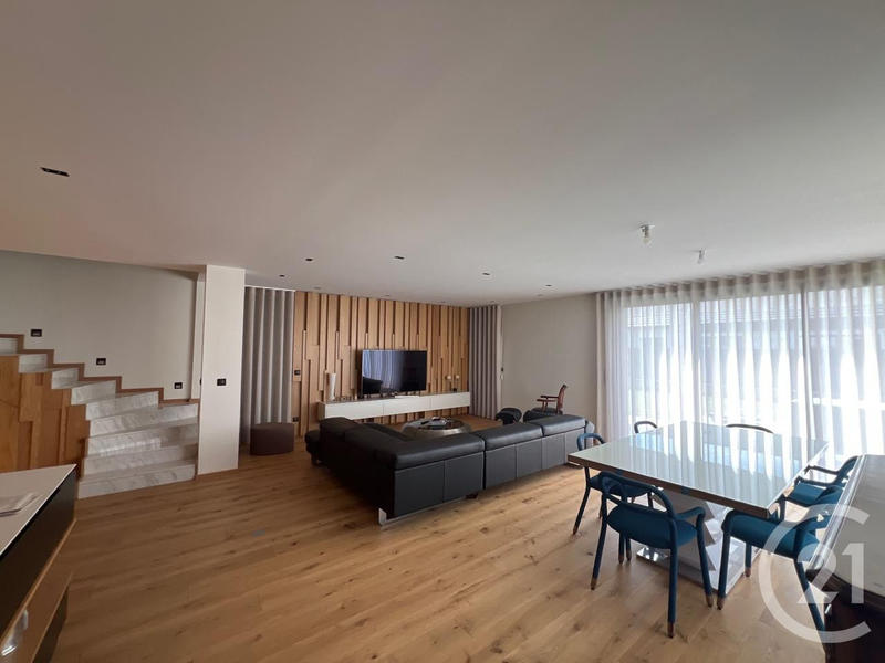 Maison - 202 m² - 5 pièces