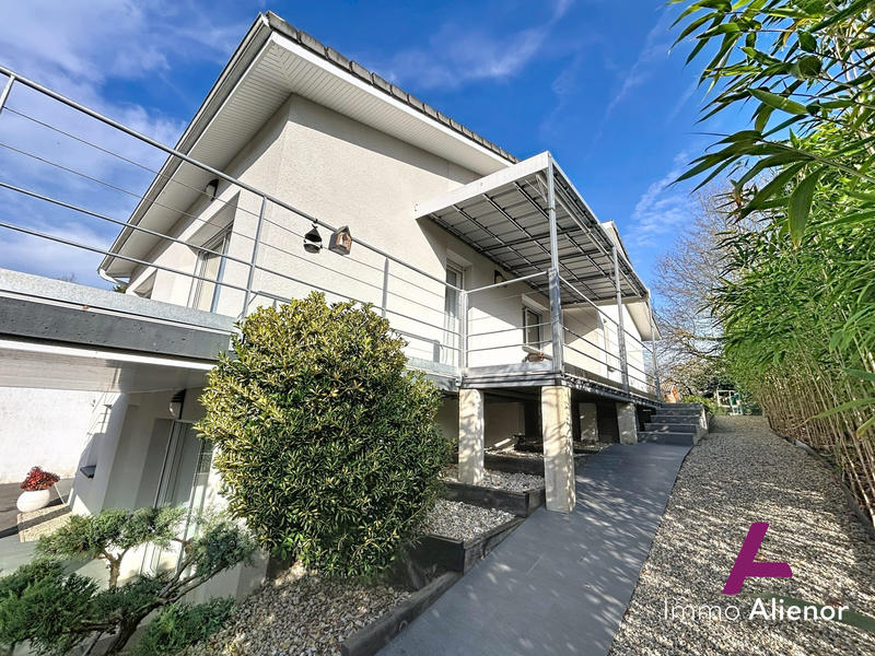 Maison - 212 m² - 7 pièces