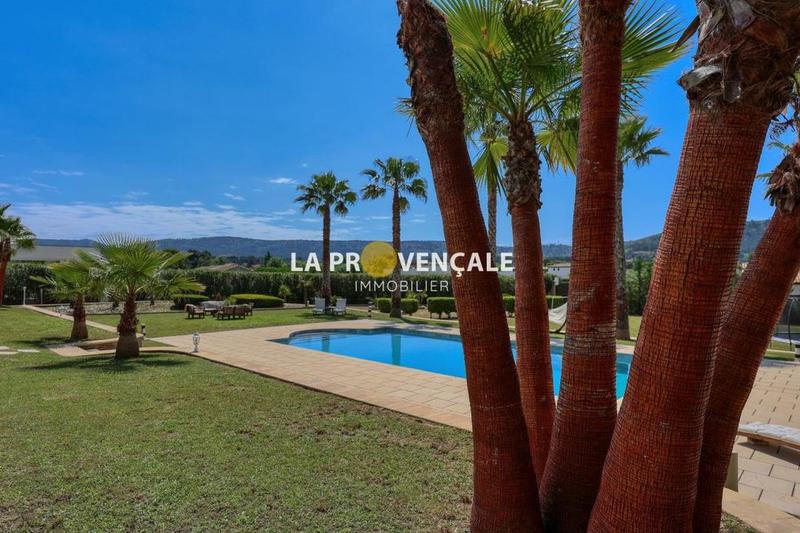 Maison traditionnelle - 250 m² - 6 pièces