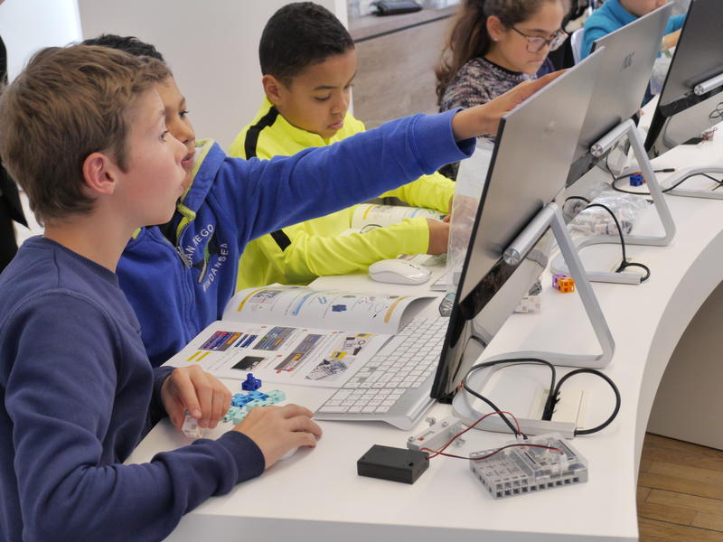 Activités pour enfants pour apprendre à coder avec des robots. Cours d'Ia