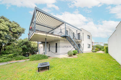 Villa - 256 m² - 8 pièces