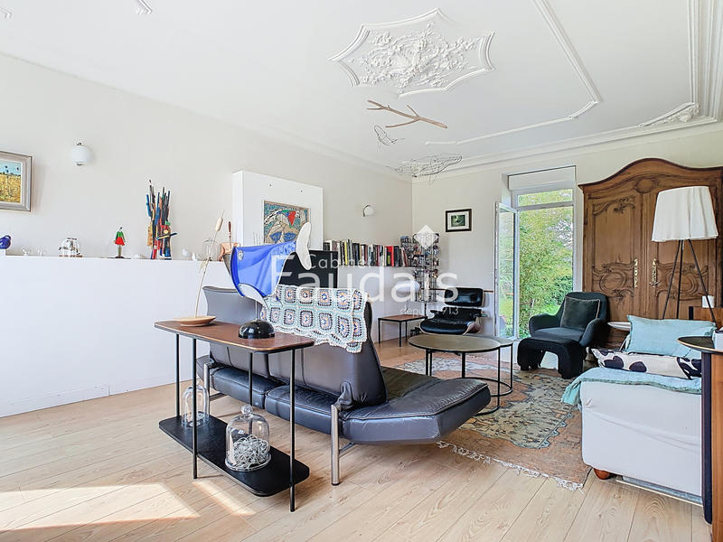 Maison - 415 m² - 16 pièces