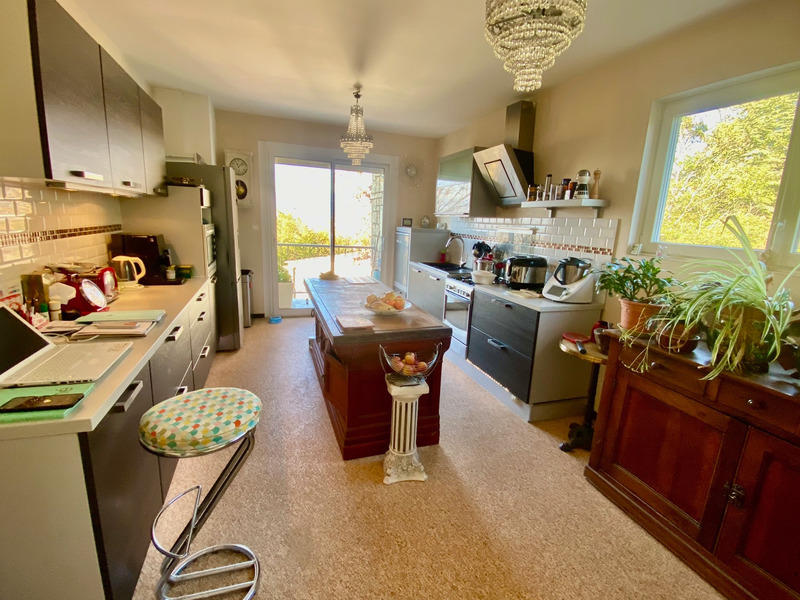 Maison - 238 m² - 9 pièces