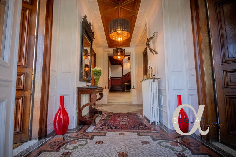 Maison - 350 m² - 10 pièces