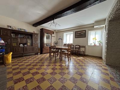 Maison - 220 m² - 6 pièces