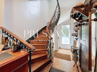 Maison - 204 m² - 8 pièces