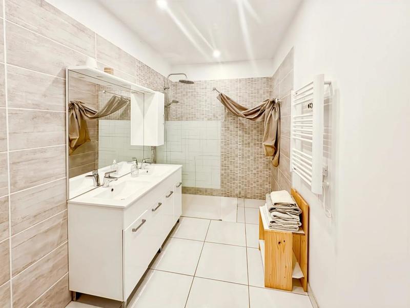 Maison - 235 m² - 10 pièces