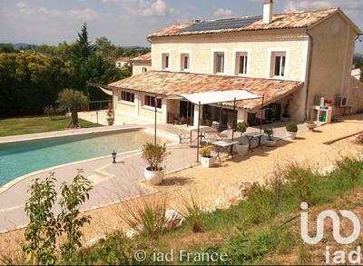 Maison - 230 m² - 9 pièces