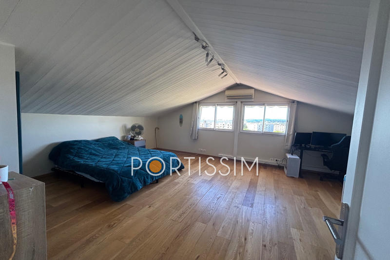 Maison - 242 m² - 5 pièces