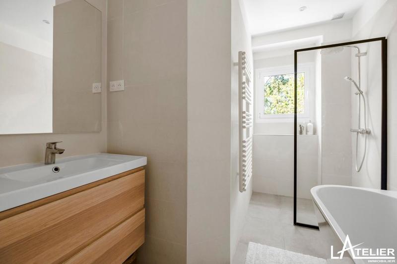 Maison - 258 m² - 10 pièces