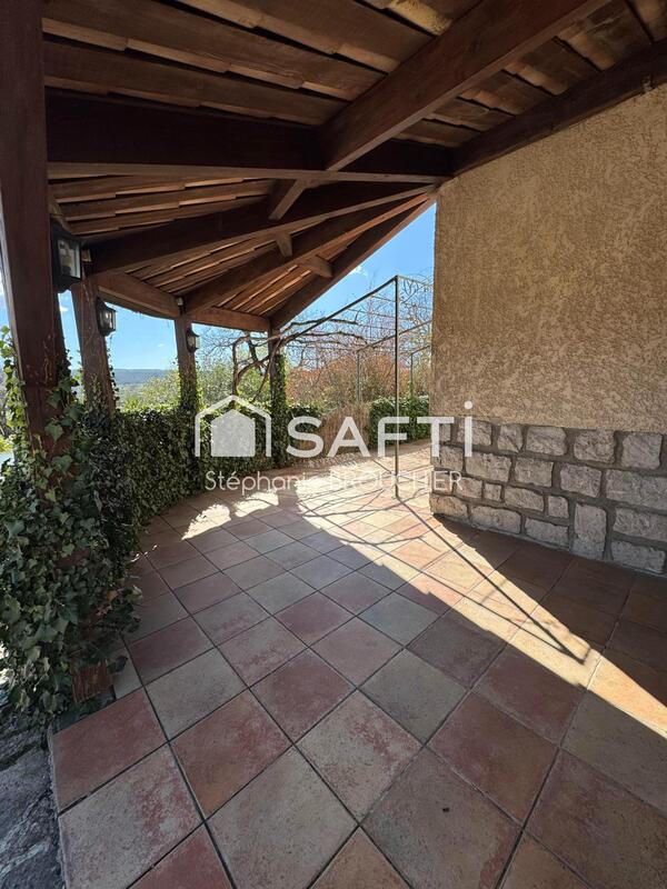 Maison - 221 m² - 8 pièces