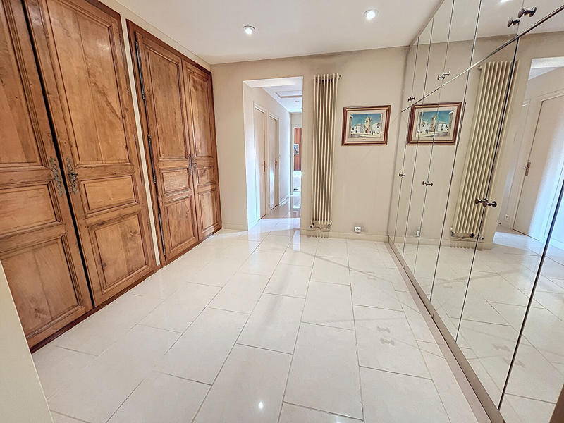 Maison - 261 m² - 9 pièces