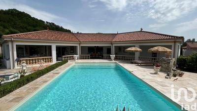 Maison - 240 m² - 5 pièces