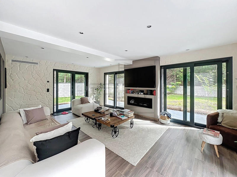 Maison - 260 m² - 10 pièces