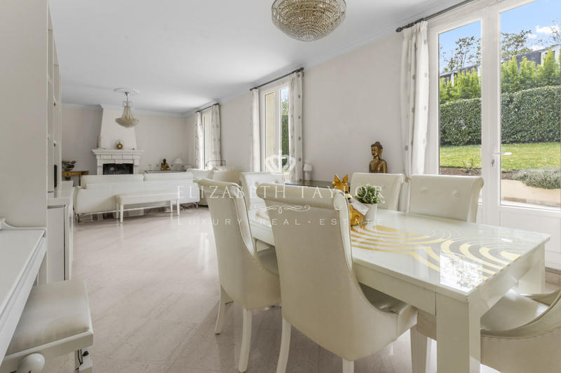 Maison - 298 m² - 10 pièces