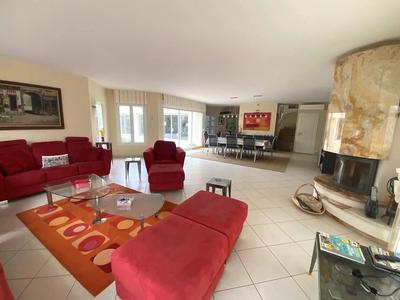 Maison - 240 m² - 6 pièces