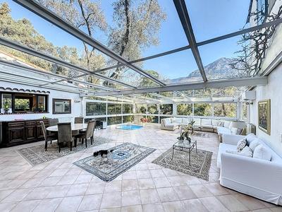 Propriété - 650 m² - 14 pièces